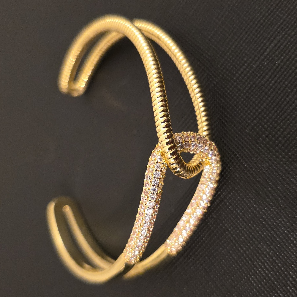 NWOT GEMELLI Luxurious Gold and Silver Knot Bracelet